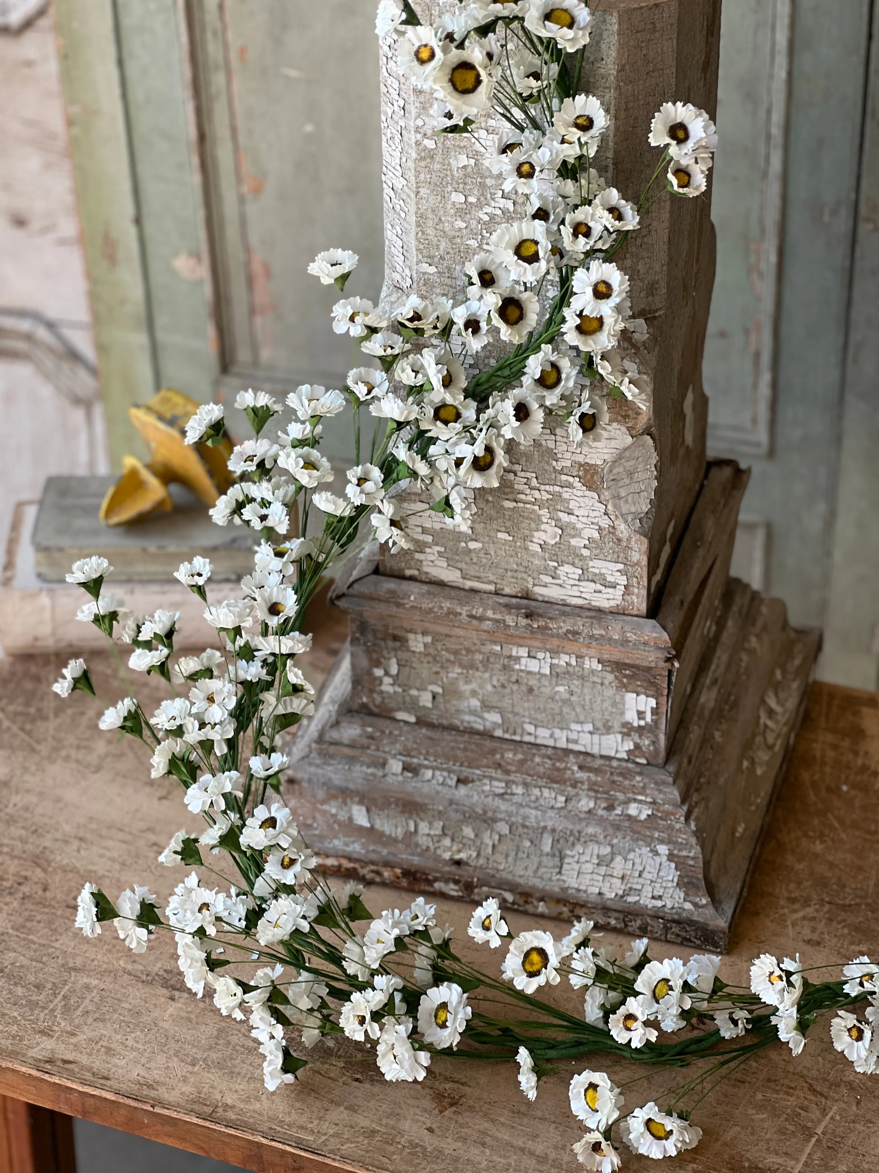 Fairchild Daisy Garland | 6' | NOT CURRENTLY IN STOCK-New For Spring 2025!