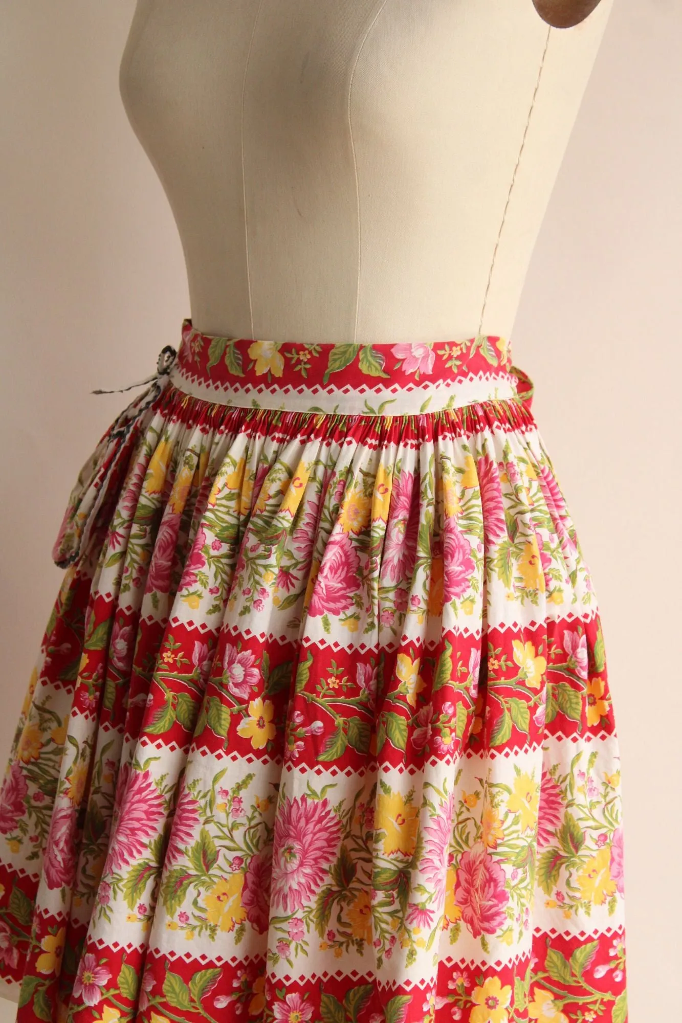 Vintage 1960s Pink and Yellow Rose Floral Print Cotton Half Apron with Pocket