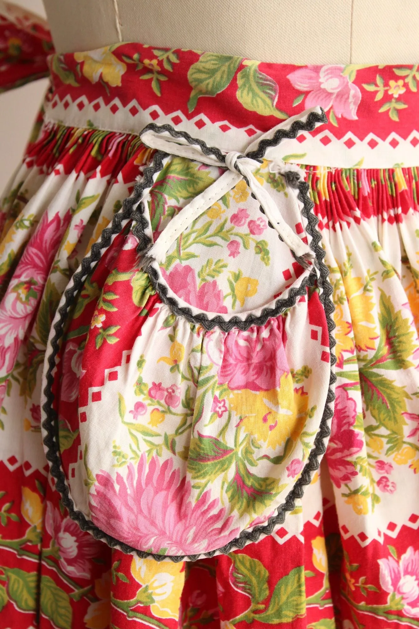 Vintage 1960s Pink and Yellow Rose Floral Print Cotton Half Apron with Pocket