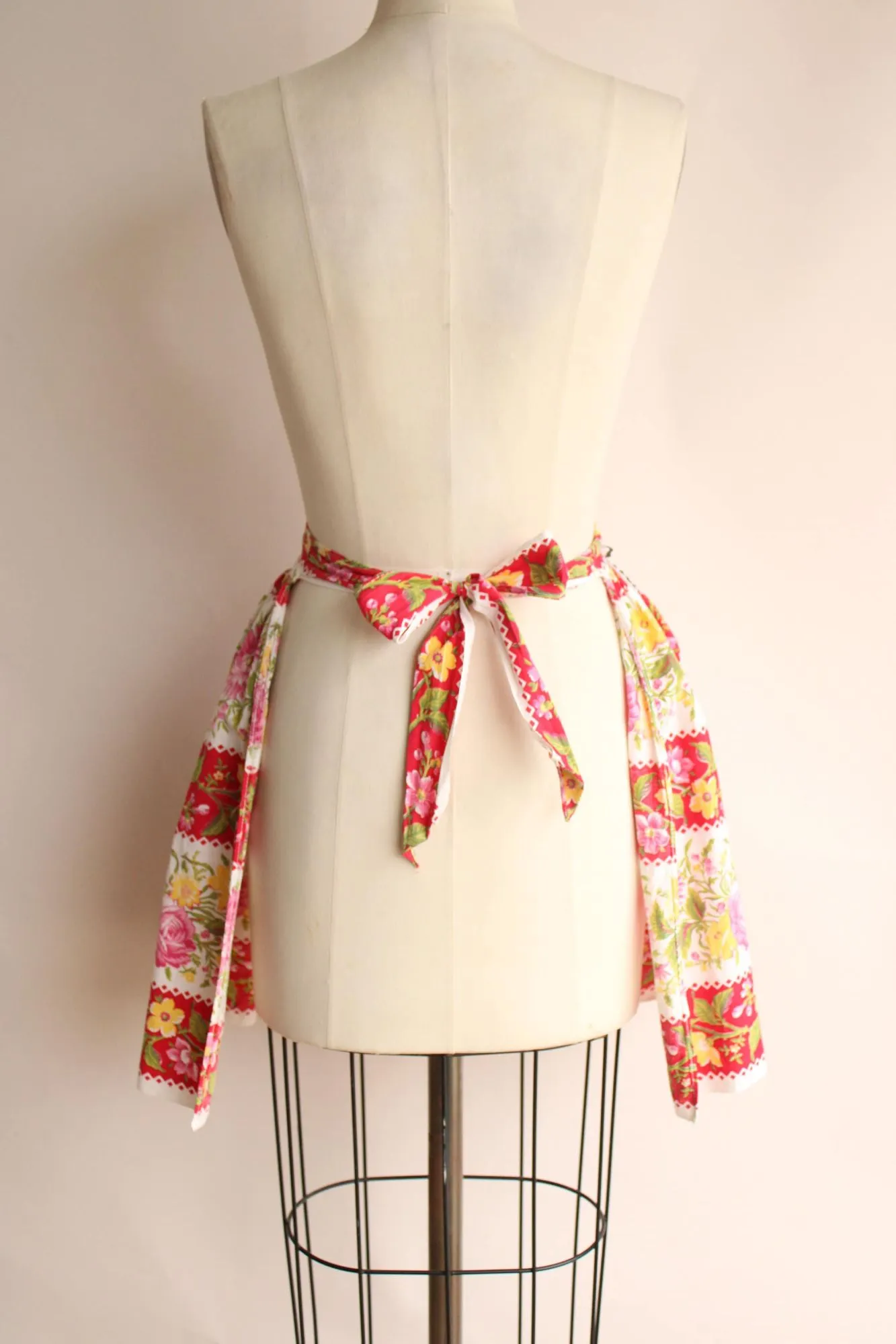 Vintage 1960s Pink and Yellow Rose Floral Print Cotton Half Apron with Pocket